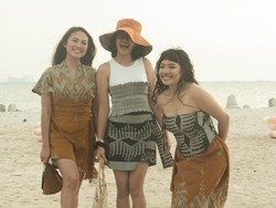 Baju Pantai Berbahan Tenun dan Berwarna Hitam? Siapa Takut