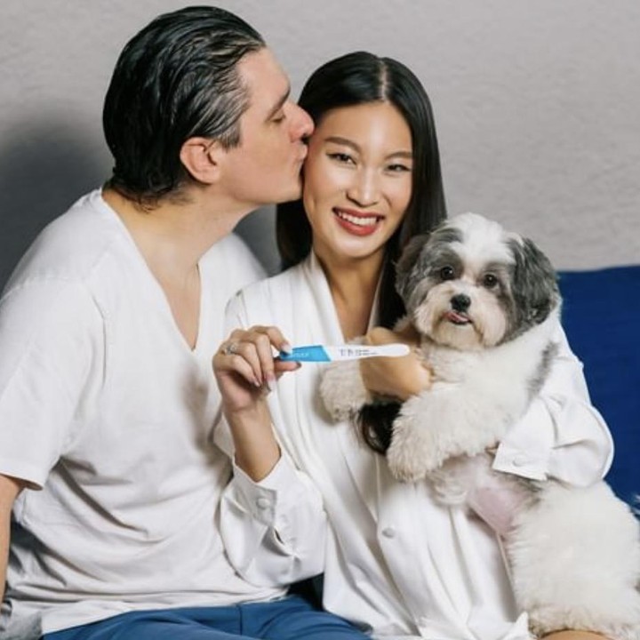 <p>Patricia Gouw saat ini tengah hamil anak pertama. Ingin berbagi kebahagiaan, ia pun memberi tahu publik dengan membagikan foto dirinya yang memegang hasil test pack positif ditemani oleh sang suami dan hewan peliharaannya. (Foto: Instagram @patriciagouw).</p>