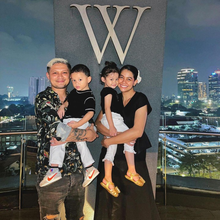 <p>Bunga melahirkan anak pertamanya yang bernama Akleema Regalo Zulaikha pada 6 Januari 2021. Sementara itu, anak keduanya yang berjenis kelamin laki-laki lahir pada 16 Juni 2022 dan diberi nama Ansel Regalo Zaynkha. (Foto: Instagram: @bungajelitha66)</p>