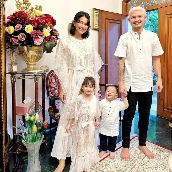 <p>Artis cantik Bunga Jelitha menikah dengan pesepakbola Syamsir Alam pada tahun 2020, Bunda. Dari pernikahan ini, keduanya pun dikaruniai dua orang anak. (Foto: Instagram: @bungajelitha66)</p>