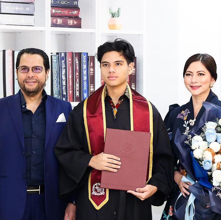 <p>Belum lama ini Cut Keke dan sang suami baru saja menghadiri acara wisuda SMA sang putra, Xavier Rasyad Pasca Aliva. Dalam acara ini, Cut Keke dan suami kompak mengenakan setelan serba navy. "<em>Alhamdulillah</em>. Tiada hari yang membanggakan bagi kamu melihat puncak prestasi yang Xavier raih di usia yang begitu muda. Kamu telah mencapai tonggak sejarah ini berkat semua bimbingan dan perlindungan Allah SWT dan semua uoaya kamu untuk bekerja keras yang telah kamu tunjukan dengan dedikasi yang tinggi. Mama dan Babah bangga dengan pencapaian kamu," kata Cut Keke. (Foto: Instagram: @cutkeke_xavier)</p>