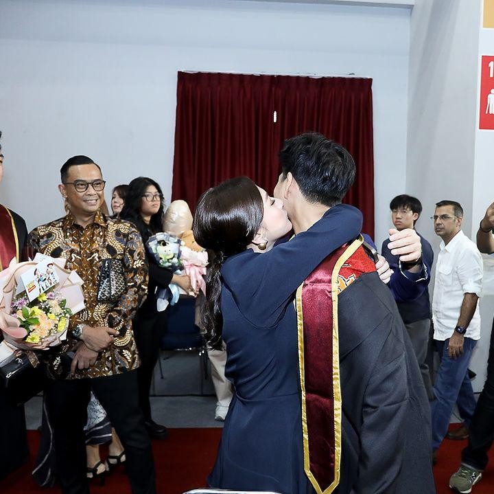 <p>Momen kebahagiaan ini dibagikan langsung oleh Cut Keke pada laman Instagram-nya. Dalam keterangan, Cut Keke menyebut Xavier sudah membuatnya dan suami merasa bangga. (Foto: Instagram: @cutkeke_xavier)</p>