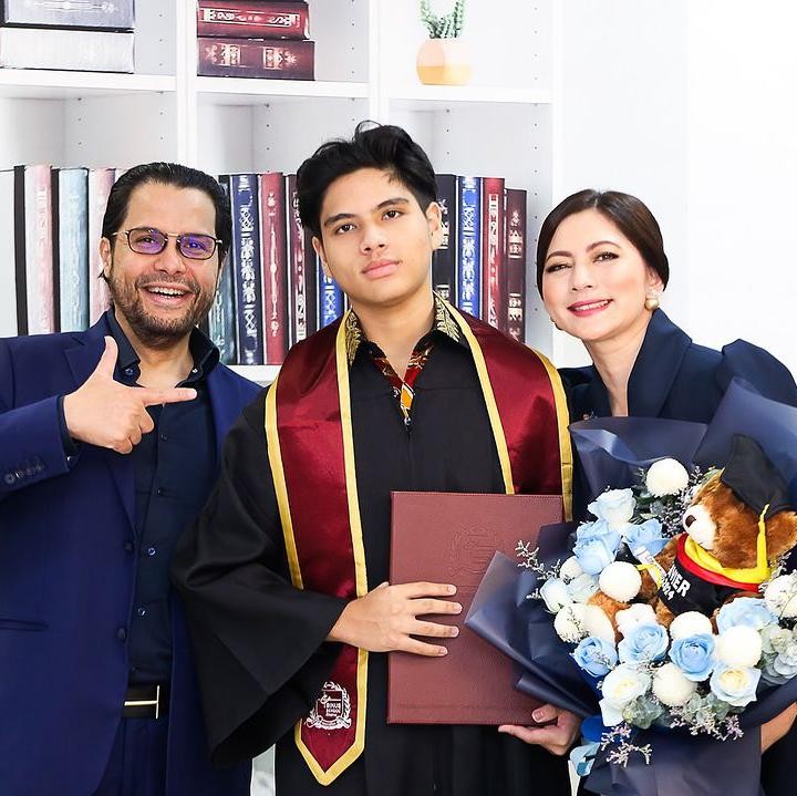 <p>Beberapa waktu lalu, ia baru saja menjalani wisuda usai lulus dari jenjang pendidikan SMA. Cut Keke dan suami tampil kompak mendampingi Xavier di acara kelulusannya. (Foto: Instagram: @cutkeke_xavier)</p>