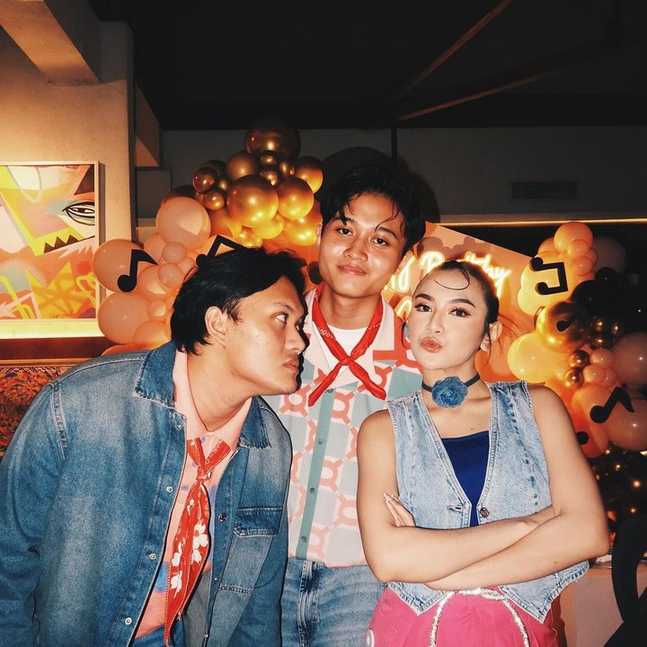 <p>Mahalini yang merupakan kakak ipar Njan tampaknya hampir tak pernah absen. Ia dan sang suami terlihat kompak mengenakan pakaian serasi, yakni <em>outer</em> berbahan jeans dan dipadukan dengan warna merah muda. (Foto: Instagram@rizkyfbian)</p>