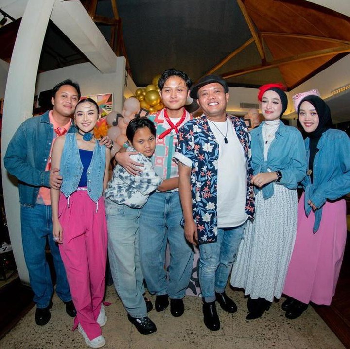 <p>Melalui potret itu, Njan merayakan ulang tahunnya dengan tema retro. Mulai dari dekorasi hingga <em>dresscode,</em> keluarga Sule kompak memeriahkan acara ulang tahun tersebut. (Foto: Instagram@rizwanfadilah.a.s)</p>