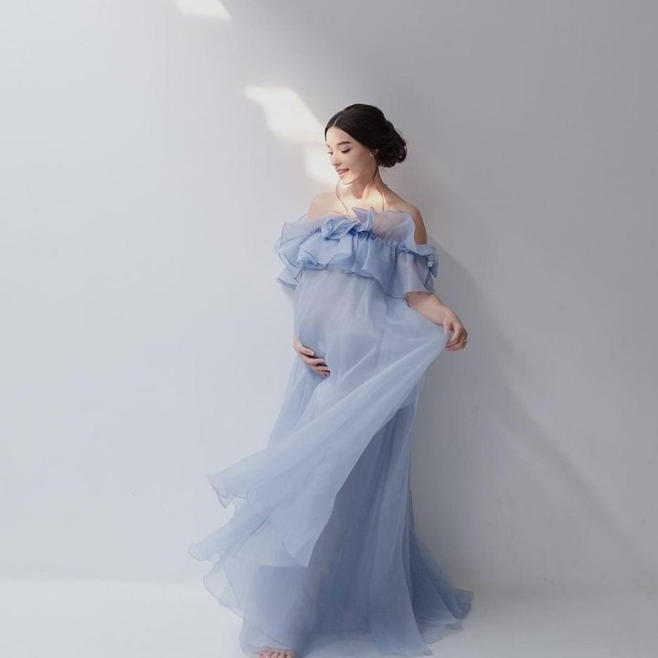 <p>Sambil menunggu kelahiran sang anak, Vanessa Lima menyempatkan diri untuk melakukan maternity shoot. Ibu hamil yang satu ini terlihat sangat anggun bak putri Cinderella saat dipotret menggunakan gaun berwarna biru. (Foto: Instagram @vanessaaiskandar).</p>