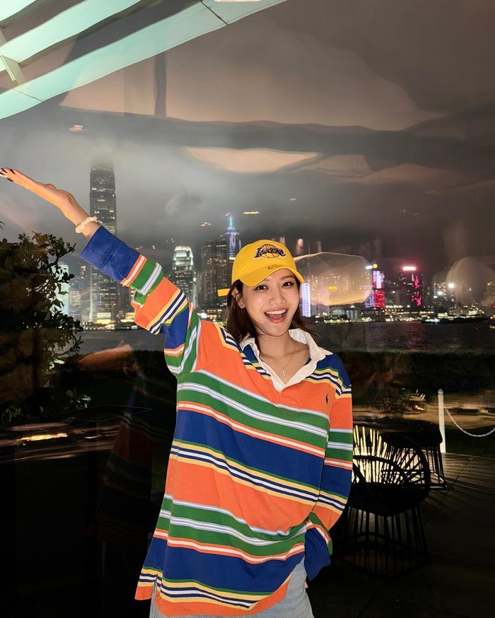 Sooyoung menampilkan outfit kasualnya dengan kaus rugby garis-garis yang dikombinasikan oleh warna-warna energik seperti oranye, hijau, dan biru. Ia juga memilih ukuran oversize untuk menciptakan suasana retro yang nyaman. / Foto: Elle Korea