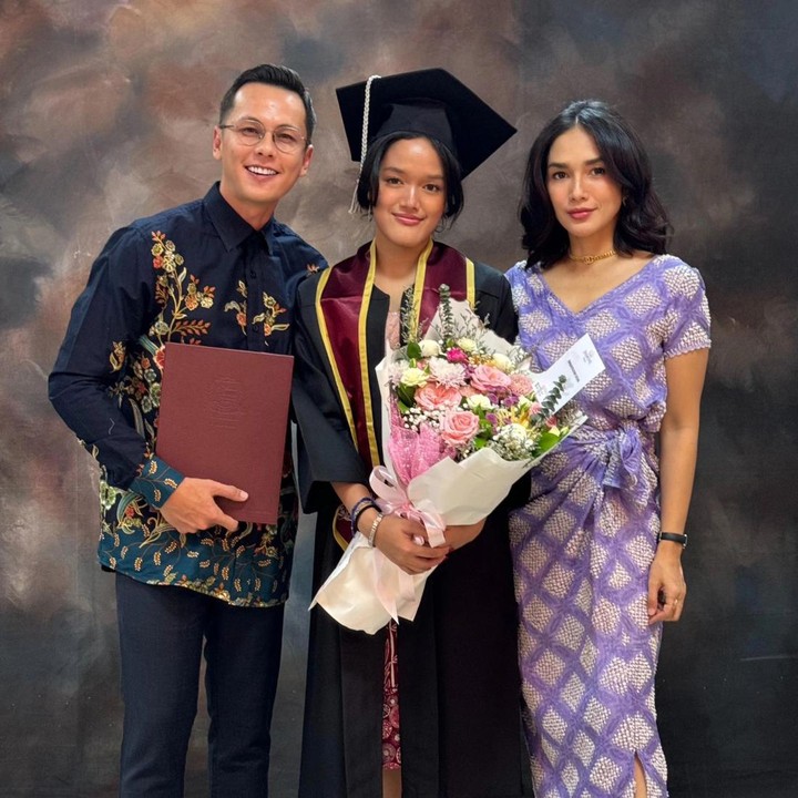 <p>Masuknya Syafa ke UI menjadi kado ulang tahun terbaik bagi Ussy yang merayakan pertambahan usia ke-43 tahun pada 13 Juli lalu. "Ultahnya besok, dikasih kadonya hari ini sama Kakak Ara. Puwwww @andhiiikapratama anak wedokmuuu brexele muuu di terima di @univ_indonesia <em>MasyaAllah tabarakallah</em>. Terima kasih ya Allah, terima kasih Syafa Azzahra, terima kasih semesta," kata Ussy. (Foto: Instagram: @ussypratama)</p>