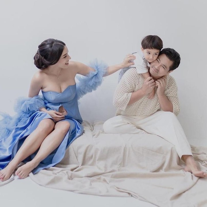 <p>Ternyata, Vanessa Lima juga tidak melakukan maternity shoot ini sendirian, Bunda. Hal ini lantaran sang suami Erick dan anak sulungnya Aizen turut menemani dirinya. Keluarga kecil yang satu ini tampak bahagia sekali. (Foto: Instagram @vanessaaiskandar).</p>