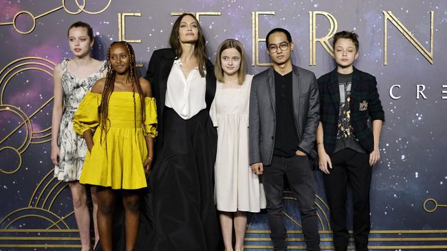 Berikut daftar 6 anak Angelina Jolie dan Brad Pitt yang mulai berontak dengan menghapus nama ayah mereka.