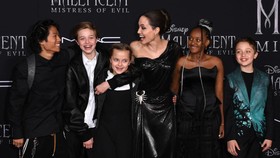 Angelina Jolie Ultah Ditemani Anak-anak Usai Mereka Hapus 'Brad Pitt'