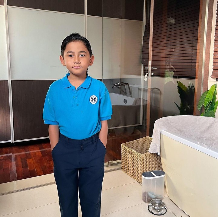 <p>"<em>Guten morgan</em> dari bujang lanang yang sudah gede. Rasangan pengen dikecilin kayak <em>slide</em> terakhir bisa enggak ya," ungkap Meisya seraya menyisipkan emotikon menangis. (Foto: Instagram: @meisya__siregar)</p>