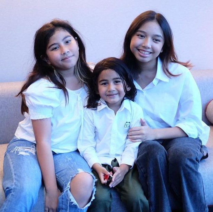 <p>Meisya melahirkan anak pertamanya yang bernama Lyrics Syabila Mu Saqeena pada 25 Agustus 2005. Sementara itu, anak keduanya yang juga berjenis kelamin perempuan lahir pada 25 September 2010 dan diberi nama Song Louisa Mu Khadijah. (Foto: Instagram: @meisya__siregar)</p>