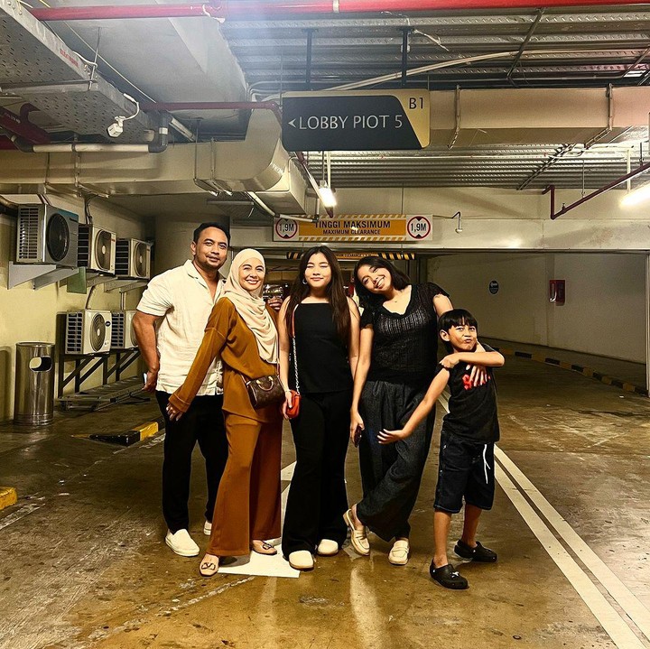 <p>Meisya Siregar menikah dengan Bebi Romeo pada tahun 2004, Bunda. Setelah menikah, keduanya pun dikaruniai tiga orang anak. (Foto: Instagram: @meisya__siregar)</p>