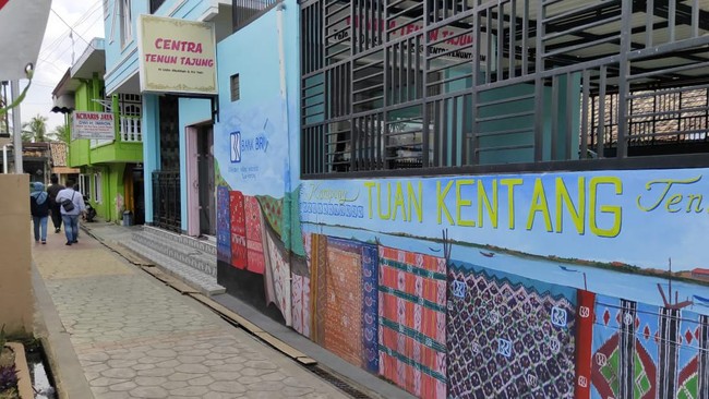KUR BRI diakui membantu para perajin kain di Kampung Tuan Kentang, Palembang naik kelas melalui bantuan modal, pendampingan, hingga pemberdayaan SDM.