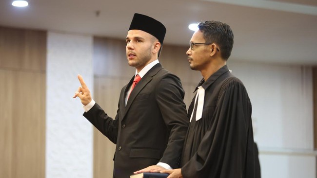 Kabar Calvin Verdonk resmi menjadi Warga Negara Indonesia (WNI) menjadi berita olahraga yang populer di CNNIndonesia.com dalam 24 jam terakhir.