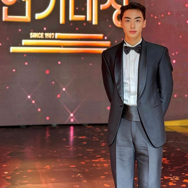 <p>Dalam akun Instagram pribadinya, Lee Woo Jung membagikan potretnya saat menghadiri acara penghargaan bergengsi dari suatu kanal televisi. Kemampuan aktingnya mampu mengantarkan ia dalam nominasi yang mengagumkan. (Foto: Instagram @jung_or__)</p>