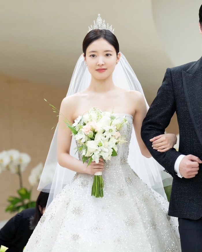 Di drama The Story of Park's Marriage Contract, Lee Se Young memancarkan kecantikan murninya secara maksimal dengan balutan gaun pengantin berpotongan A-Line serta tiara megah yang dipadukan dengan veil di hari pernikahan kontraknya./ Foto: soompi.com