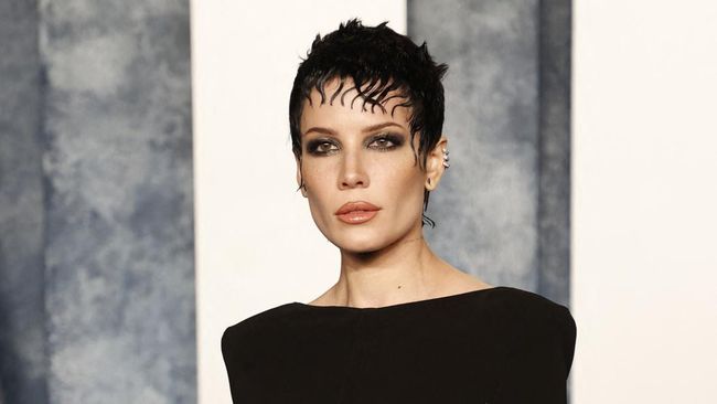 Halsey blak-blakan berjuang melawan penyakit lupus belakangan ini. Ia mengaku beruntung karena masih hidup saat ini.