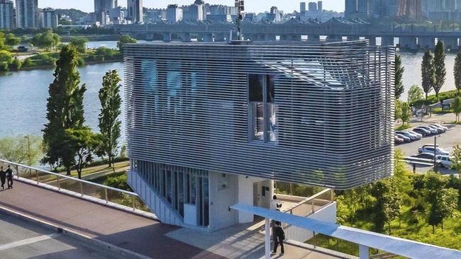 Kota Seoul, Korea Selatan membangun hotel di atas jembatan pertama di dunia. Hotel tersebut akan dibuka pada 16 Juli mendatang.