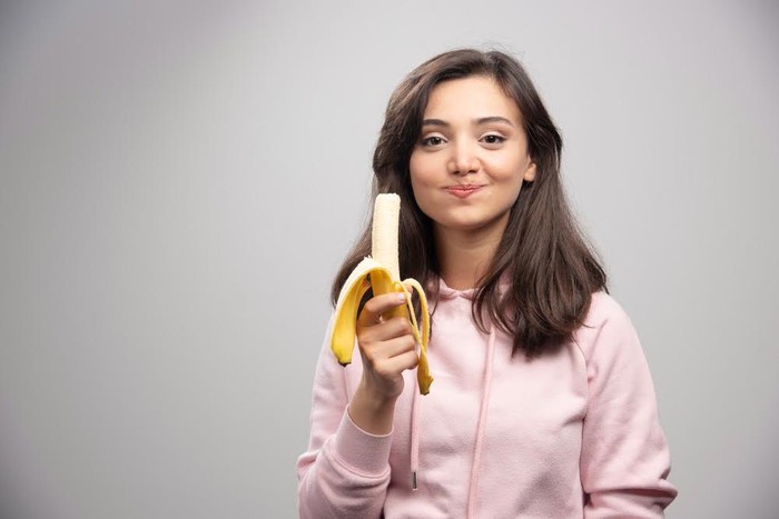 Ilustrasi makan pisang/ foto : freepik