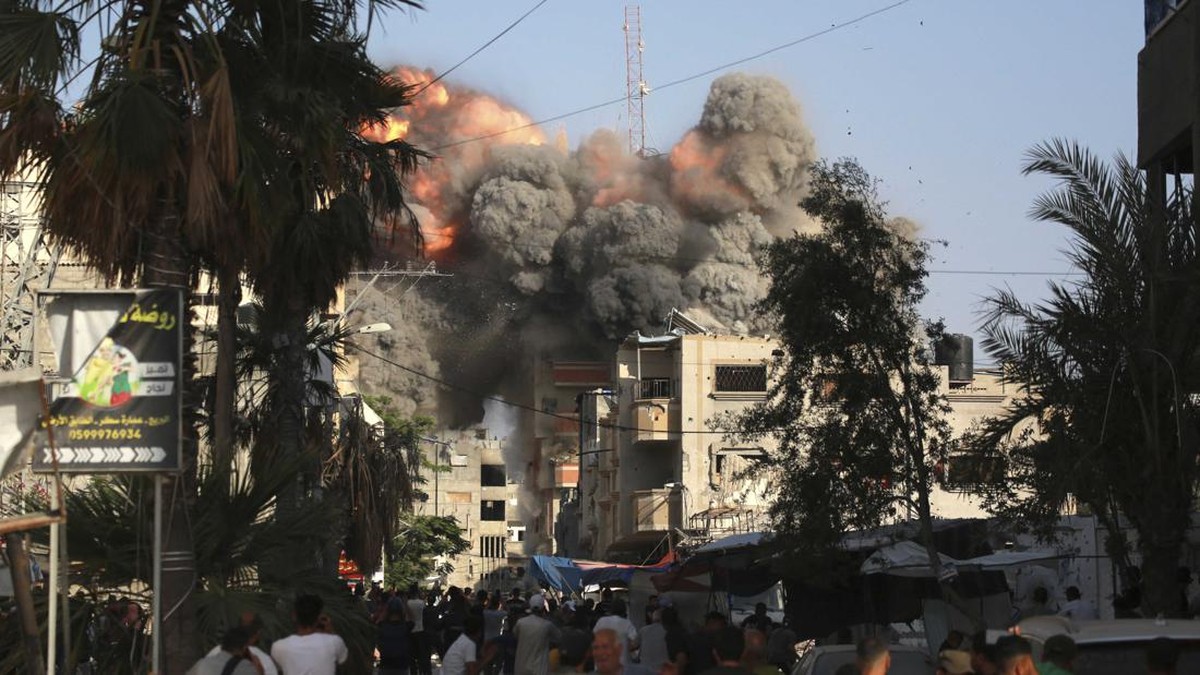 FOTO: Israel Bombardir Al-Bureij di Gaza Tengah, Belasan Orang Tewas