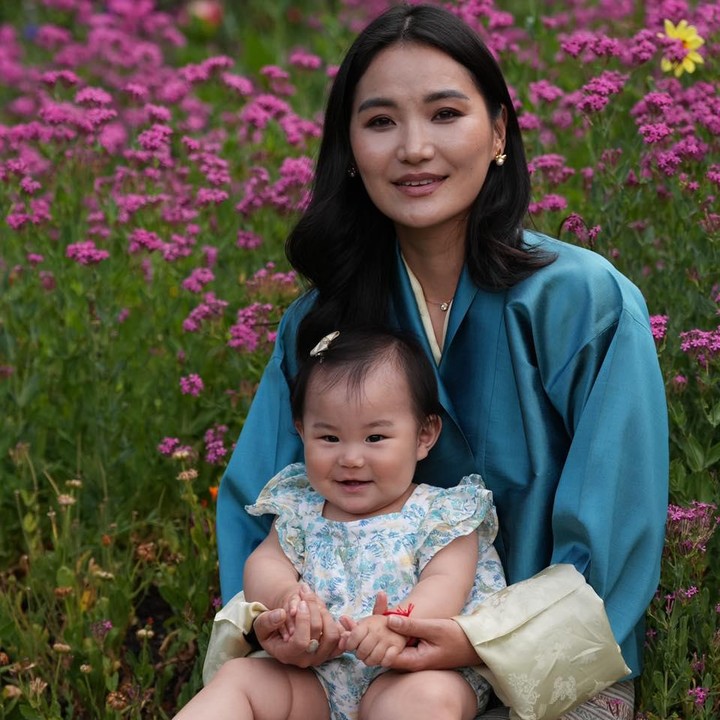 <p>Jetsun Pema yang kini menjadi Bunda tiga anak baru saja berulang tahun, lho. Lewat media sosial resminya, ia membagikan potret ulang tahun bersama si bungsu, Gyalsem Sonam Yangden. (Foto: Instagram @queenjetsunpema)</p>