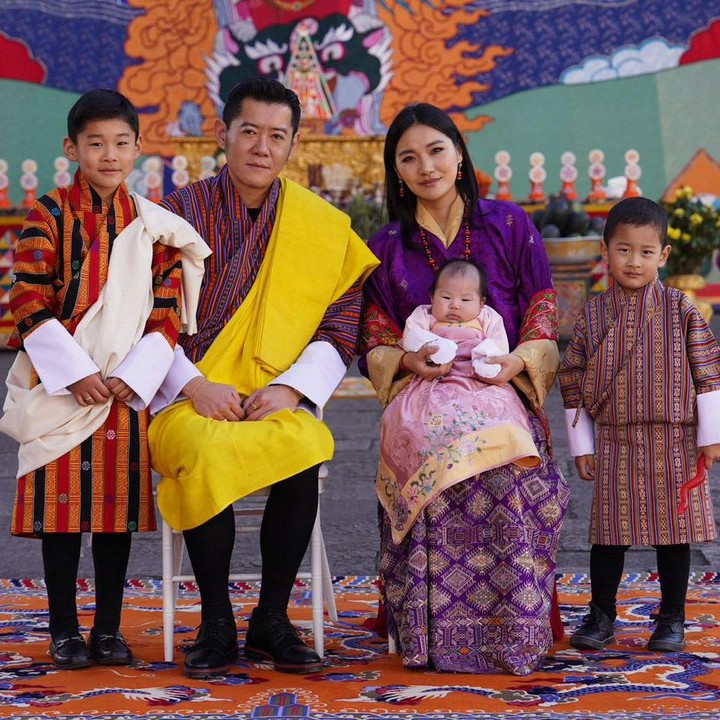 <p>Kisah cinta Jetsun Pema dan Raja Bhutan bersemi ketika mereka sudah dewasa. Namun, keduanya pertama kali bertemu ketika Jetsun masih berusia 7 tahun. Mereka menikah pada 2011 dan telah dikaruniai tiga orang anak, Bunda. (Foto: Instagram @queenjetsunpema)</p>