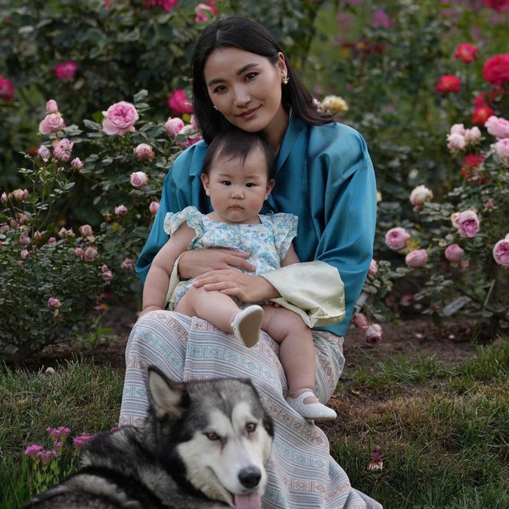 <p>Jetsun Pema tampak sedang memangku sang putri ketika bersantai di kebun bunga Istana Lingkana, Thimphu. Ia juga ditemani oleh anjing peliharaannya. Meski sudah berusia 34 tahun, penampilan Jetsun Pema masih tetap memesona, ya? (Foto: Instagram @queenjetsunpema)</p>