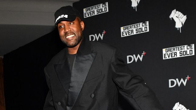 Situs web merek fesyen Yeezy milik Kanye West ditutup pada Selasa (11/2) buntut menjual kaus berlambang swastika.