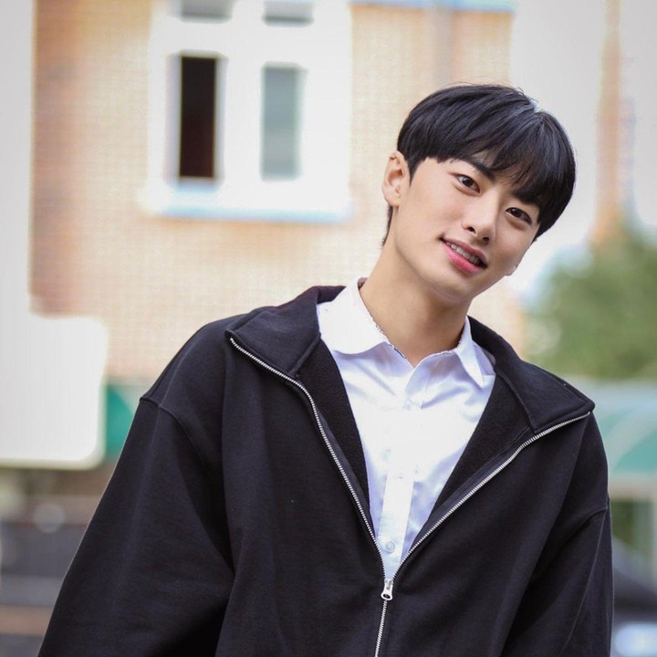 <p>Karier Lee Won Jung sebagai aktor dimulai saat ia membintangi drama <em>thriller Class of Lies</em> di tahun 2019 lalu, Bunda. Bakat berlakonnya ini pun mendapat banyak pujian, lho. Hingga kini ia berhasil membintangi tujuh drama. (Foto: Instagram @jung_or__)</p>