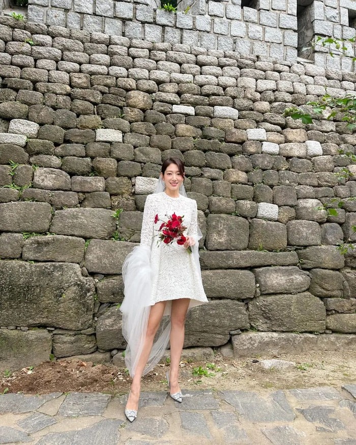 Konsep pernikahan Park Shin Hye yang sederhana namun penuh makna di drama 'Doctor Slump' sukses menjadi idaman berkat penampilannya yang cantik effortless dengan memadukan gaun pengantin pendek dan veil yang menjuntai./ Foto: instagram.com/ssinz7