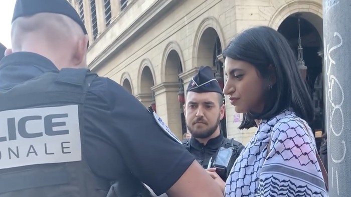 Perempuan Pakai Scarf Kufiya Palestina Kena Denda di Prancis, Simak Kisahnya