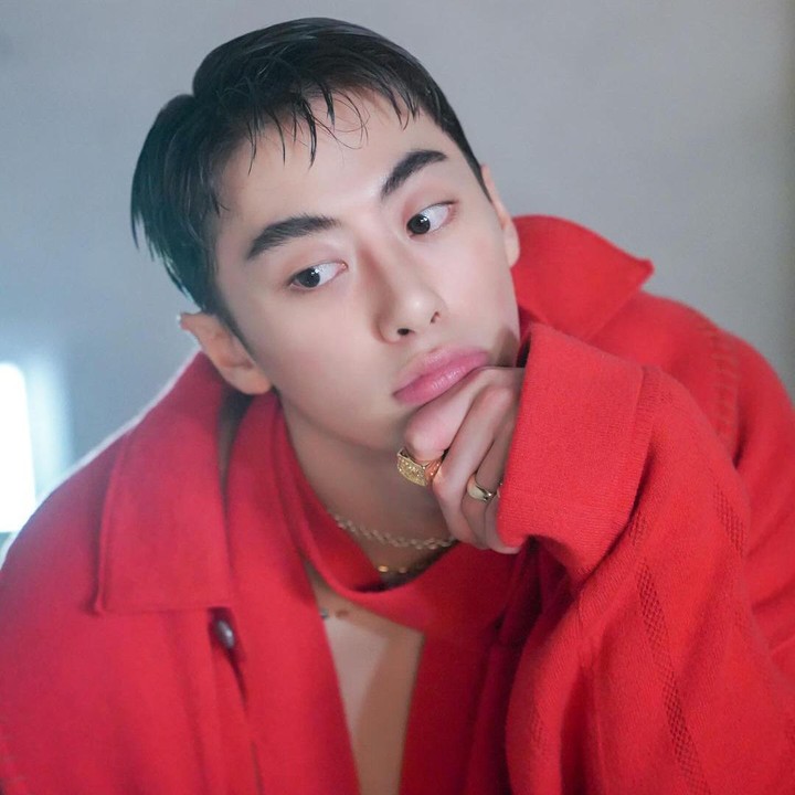 <p>Lee Won Jung juga banyak menerima tawaran pemotretan dengan berbagai brand. Kali ini ia berpose dengan balutan jas merah yang penuh gaya. Potongan rambutnya pun semakin menambah nilai ketampanan dari aktor ini. (Foto: Instagram @jung_or__)</p>