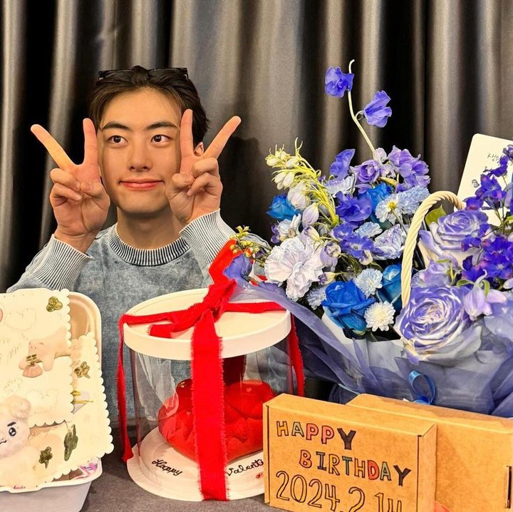 <p>Lee Won Jung juga dikenal sebagai sosok yang ramah kepada penggemarnya, Bunda. Ia selalu menyambut hangat hadiah pemberian fans dengan suka hati. Selain aktingnya yang berkualitas, aktor ini juga ramah dan humoris, lho. (Foto: Instagram @jung_or__)</p>