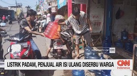 VIDEO: Listrik Padam, Penjual Air Isi Ulang Diserbu Warga