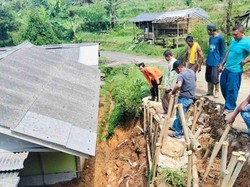 Longsor Timpa 2 Rumah di Sukajaya Bogor, Akses Jalan Desa Terganggu