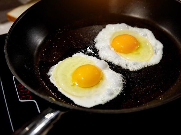 Menggoreng telur/Foto: Freepik.com/ igorparusnikov