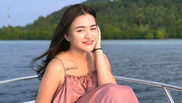 img-title Gaya Seksi Nathalie Holscher Saat Perdana Tampil Kembali Nge-DJ