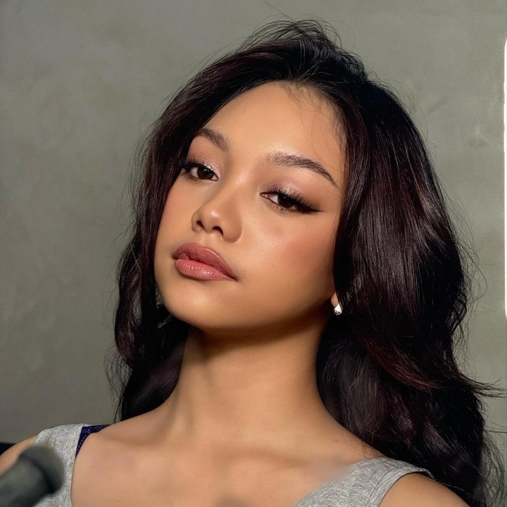 <p>Kini sudah beranjak dewasa, Naura Ayu kerap bikin publik pangling dengan penampilannya. Ia tampil <em>stunning</em> dengan riasan wajah cantik dan busana modis. (Foto: Instagram @naura.ayu)</p>