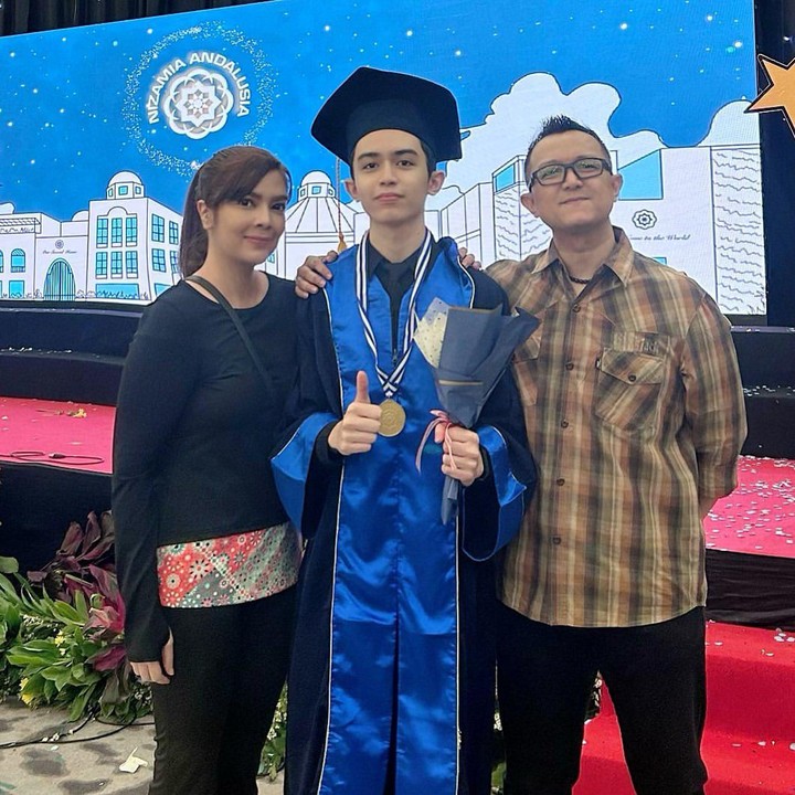 <p>Meski sibuk bekerja, Nova Soraya tetap menjalankan perannya sebagai istri dan seorang Bunda. Saat ini, putra semata wayangnya, Kiano Ghifari Aulia, sudah berusia 16 tahun. Pada Juni 2023 lalu, Nova Soraya dan suaminya Kin Aulia terlihat hadir di acara kelulusan sang putra. (Foto: Instagram @novasoraya16)</p>