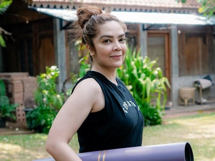 Lama Tak Terlihat, Intip 7 Potret Pesinetron Nova Soraya yang Awet Muda & Rajin Yoga