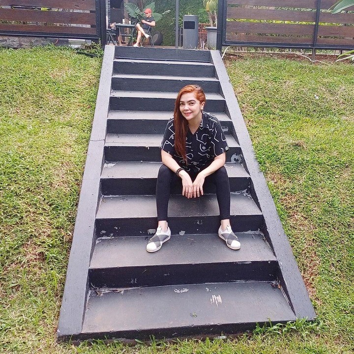 <p>Meski sudah kepala empat, Nova Soraya juga tetap menjaga penampilan dengan gaya berpakaian casual. Dalam berbagai kesempatan, ia kerap terlihat mengenakan pakaian santai seperti celana jeans dengan kaus atau kemeja. Membuat penampilannya makin terlihat fresh dan awet muda. (Foto: Instagram @novasoraya16)</p>