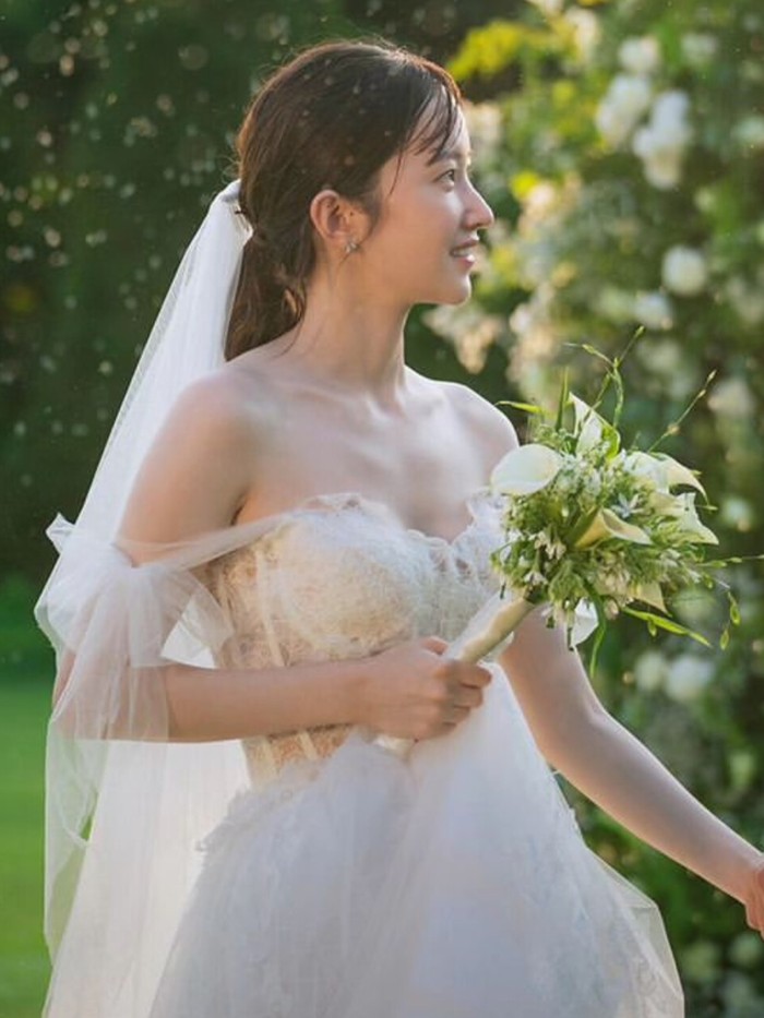 Pernikahannya sempat ditentang di awal, akhirnya Jeon Jong Seo mengenakan gaun pengantin yang memperlihatkan segala titik kecantikannya yang indah di hari bahagia yang penuh rahmat berupa rintik hujan untuk drama 'Wedding Impossible'./ Foto: soompi.com