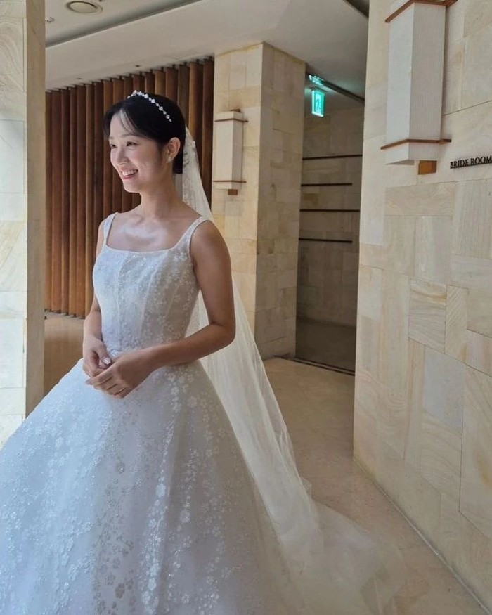 Pertama kalinya tampil mengenakan gaun pengantin di proyek drama 'Lovely Runner', kecantikan manis Kim Hye Yoon berhasil menyita perhatian publik dengan kombinasi gaun pengantin berpotongan mengembang ke bawah dan bendana mutiara./ Foto: soompi.com