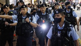 Polisi Hong Kong Kini Berwenang Minta Password Ponsel dan Komputer