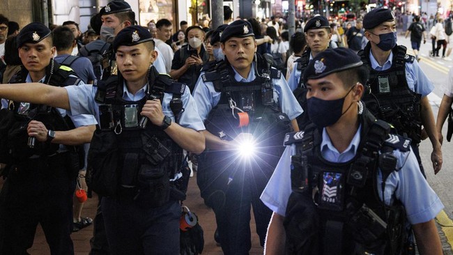 Amendemen undang-undang memungkinkan polisi Hong Kong meminta password ponsel dan komputer, jika dilanggar akan kena sanksi besar.