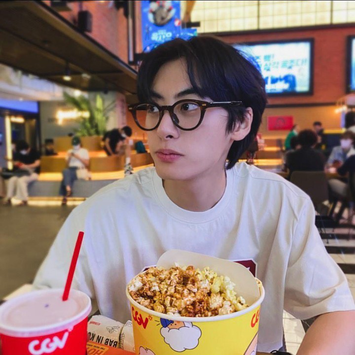 <p>Selain foto dari pemotretan brand, Lee Won Jung seringkali mengunggah dirinya yang penuh gaya seperti boyfriendable, Bun. Aktor yang membintangi drama <em>My Perfect Strangers</em> ini suka memakai kacamata untuk membuatnya stylish. (Foto: Instagram @jung_or__)</p>