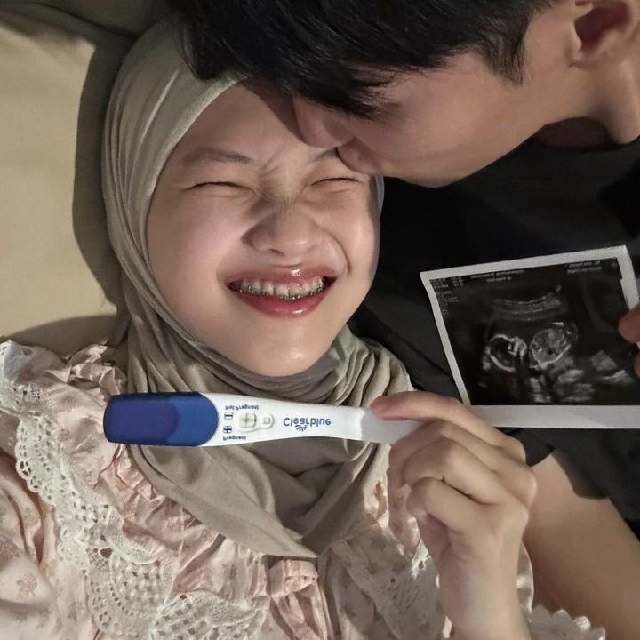 <p>Selebgram Julia Prastini beberapa waktu lalu mengumumkan dirinya tengah hamil. Kehamilannya kali ini akan memberikan dirinya dan sang suami Na Dae Hoon anak ketiga. Keduanya pun tak lupa memamerkan hasil USG disertai hasil <em>test pack</em>. (Foto: Instagram @juliaprt7 dan @daehoon_na).</p>