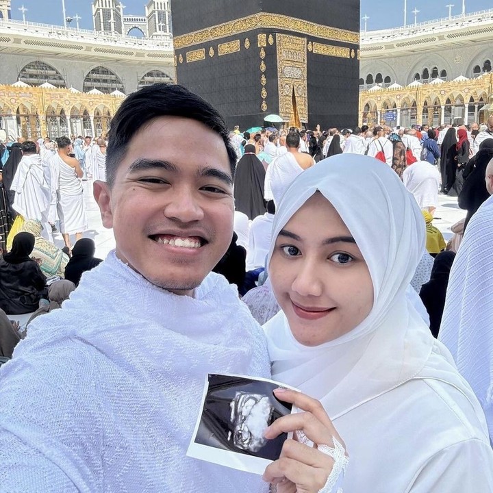 <p>Setelah menikah dengan Kaesang Pangarep pada 2022 lalu, Erina Gudono kini tengah jalani kehamilan anak pertama. Ingin bagikan kabar bahagia tersebut, keduanya menunjukkan hasil USG saat berada di Tanah Suci. (Foto: Instagram @kaesangp dan @erinagudono).</p>